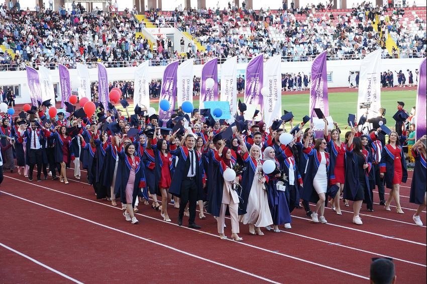 MAKÜ, mezunlarını geleceğe gururla uğurladı