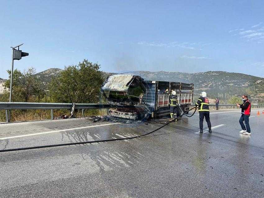 Bir Anda Alev Aldı Araç Kullanılamaz Hale Geldi