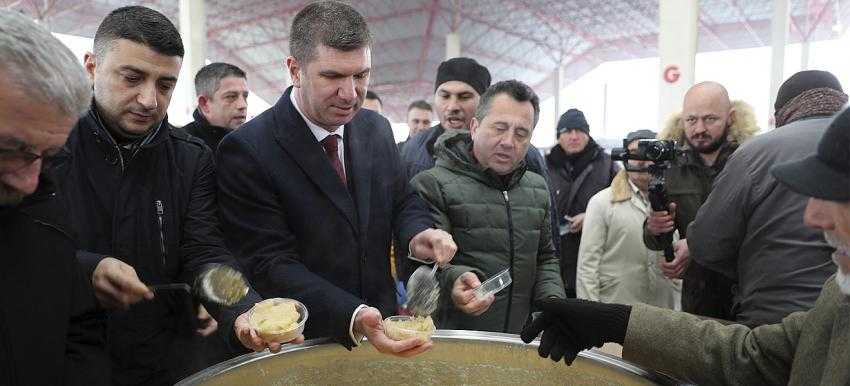  Başkan Ercengiz Şehitler ve depremde hayatını kaybedenler için helva dağıttı.