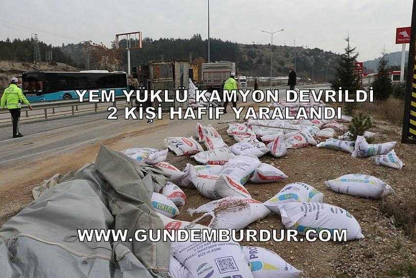 YEM YÜKLÜ KAMYON DEVRİLDİ : 2 HAFİF YARALI