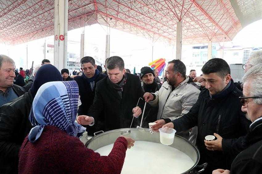 Başkan Ercengiz'den soğuk pazarda sıcak ikram