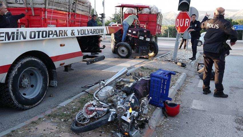 MOTOSİKLET TRAKTÖRLE ÇAPIŞTI 1 AĞIR YARALI