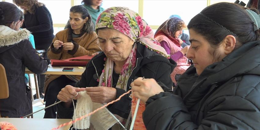 Burdur’da yurtta kalan depremzedeler, ördükleri giysileri çadır kentlere gönderecek