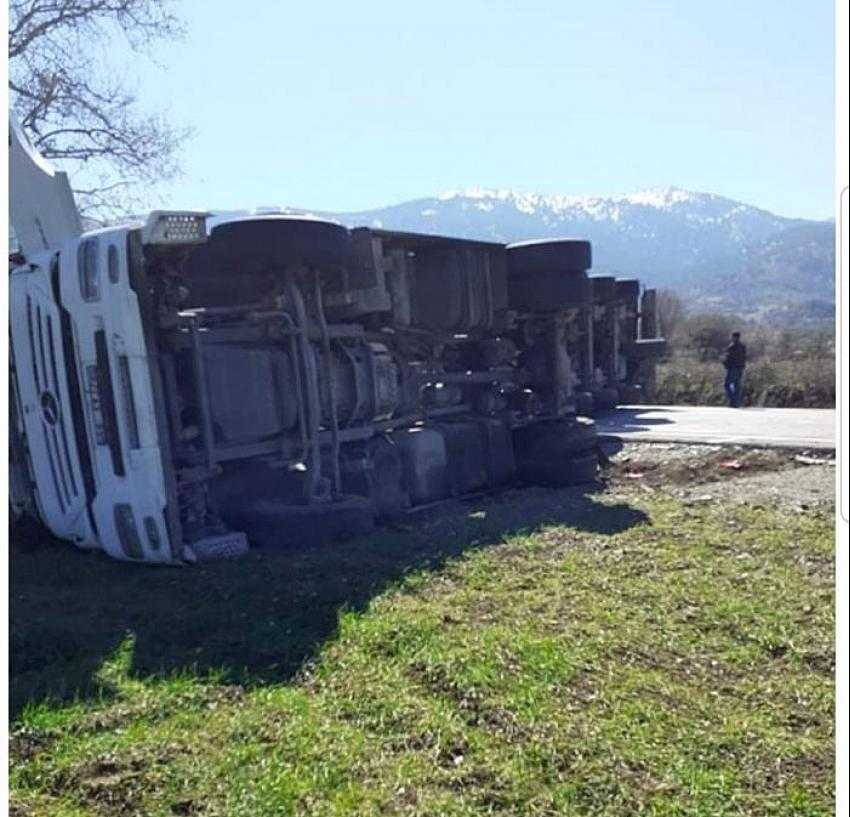 Yeşilova'da Tır Devrildi, Yol Kapandı