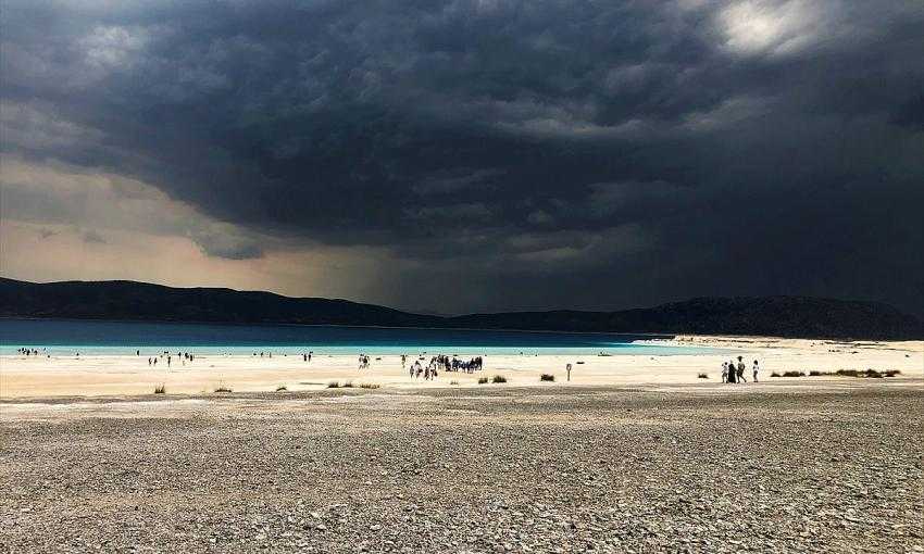 Salda Gölü yağmur yüklü kara bulutların altında görsel şölen sundu