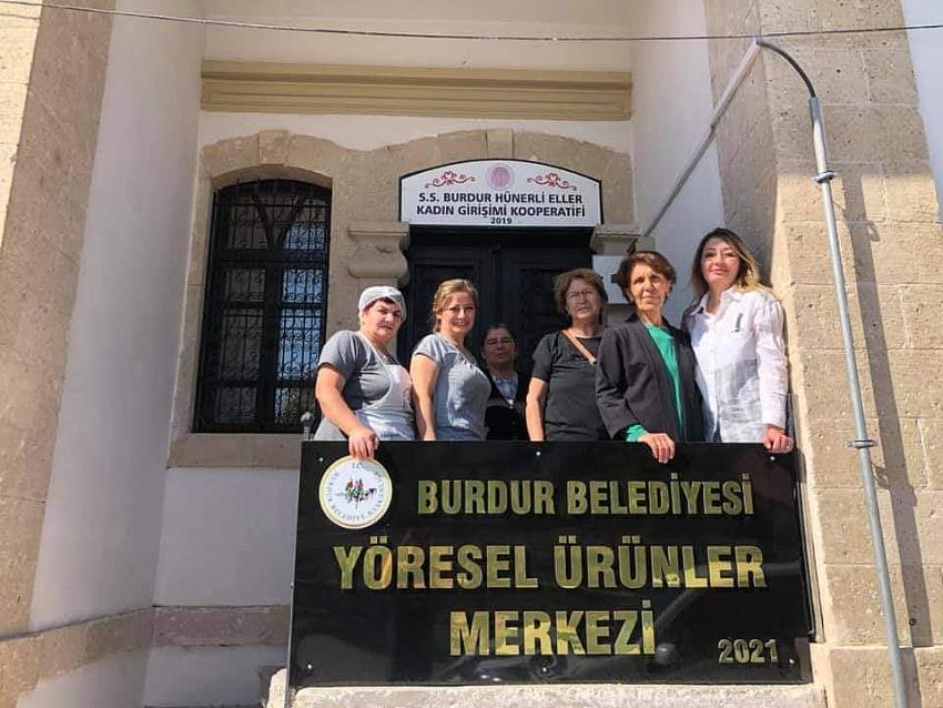 BURDUR’UN HÜNERLİ KADINLARI ÜRETMEYİ SÜRDÜRÜYOR