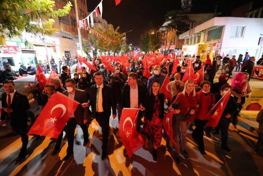 Cumhuriyet Coşkusu Kortej Yürüyüşü ve Simge Konseri ile Başladı