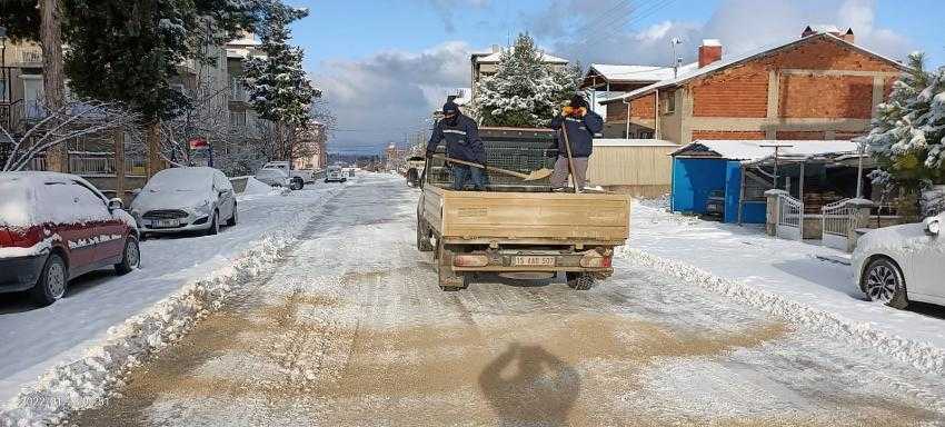 Burdur Belediyesinin Karla mücadelesi aralıksız devam ediyor