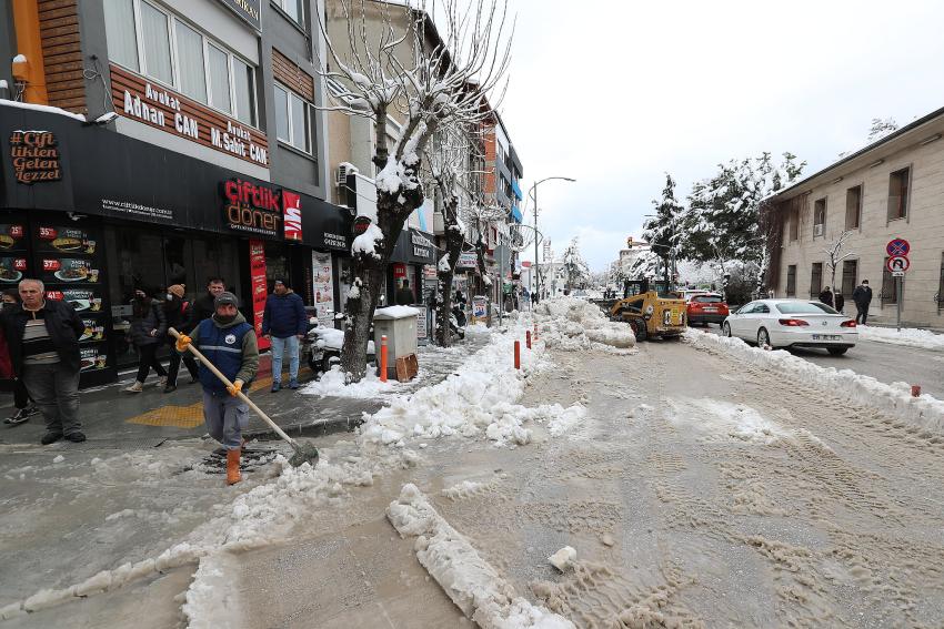 Caddelerden toplanan karlar Burdur Gölüne Taşınıyor