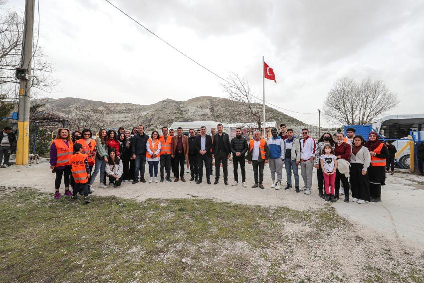 BAŞKAN ERCENGİZ VE GÖNÜLLÜLER SOKAK HAYVANLARINI BESLEDİ