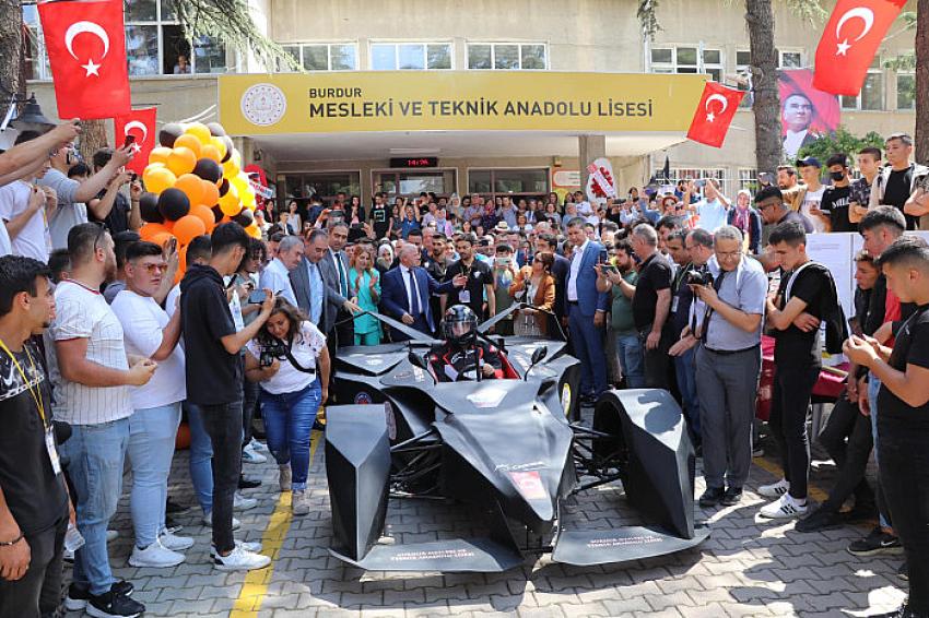 Burdur Mesleki ve Teknik Anadolu Lisesi'nin ürettiği elektrikli Formula-E yarış aracı yollarda