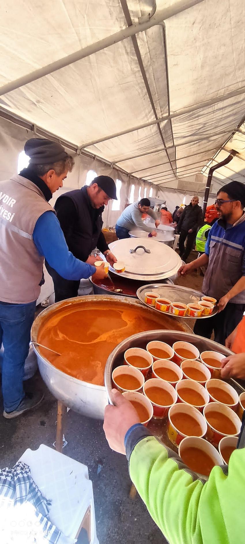 Başkan Kayacan depremzedelere çorba dağıttı