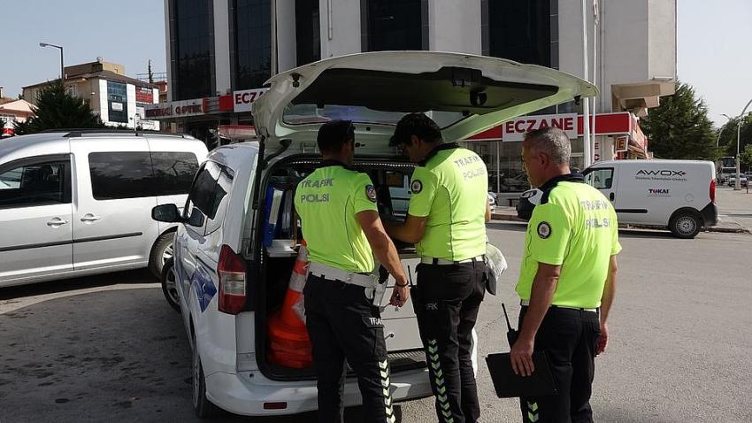 Burdur’da dur ikazına uymayan sürücü 2 polisi yaraladı!