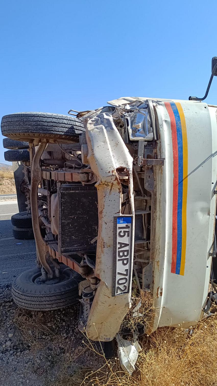 Burdur’da kamyonet devrildi: 1 kişi yaralandı