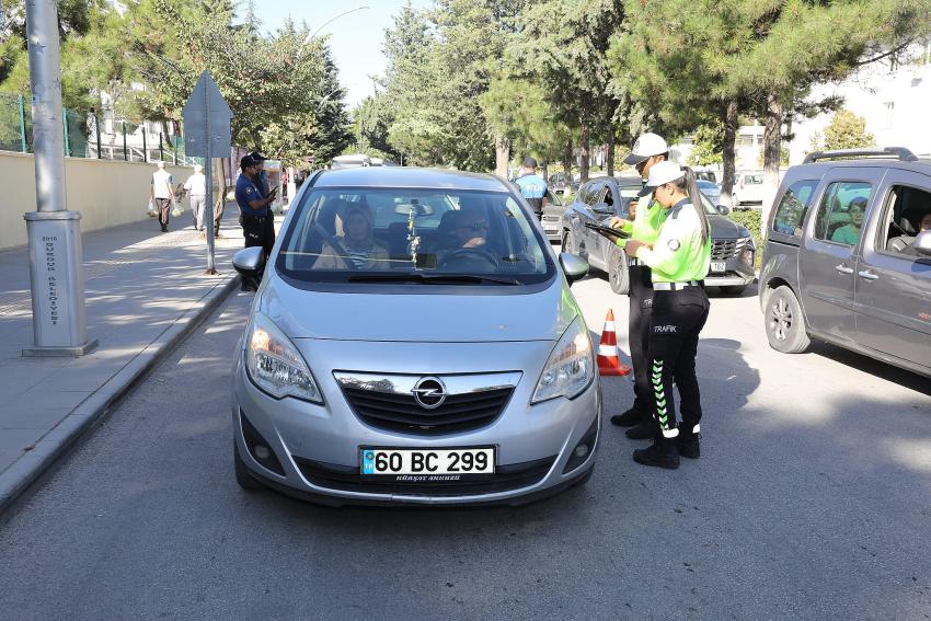 “Güvenli Eğitim” projesi çerçevesinde polis uygulamaları sürüyor