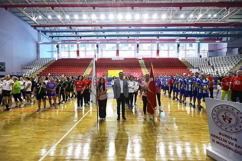 BURDUR’DA TURNUVA BAŞLADI SPORSEVERLER MERKEZ SPOR SALONU’NA