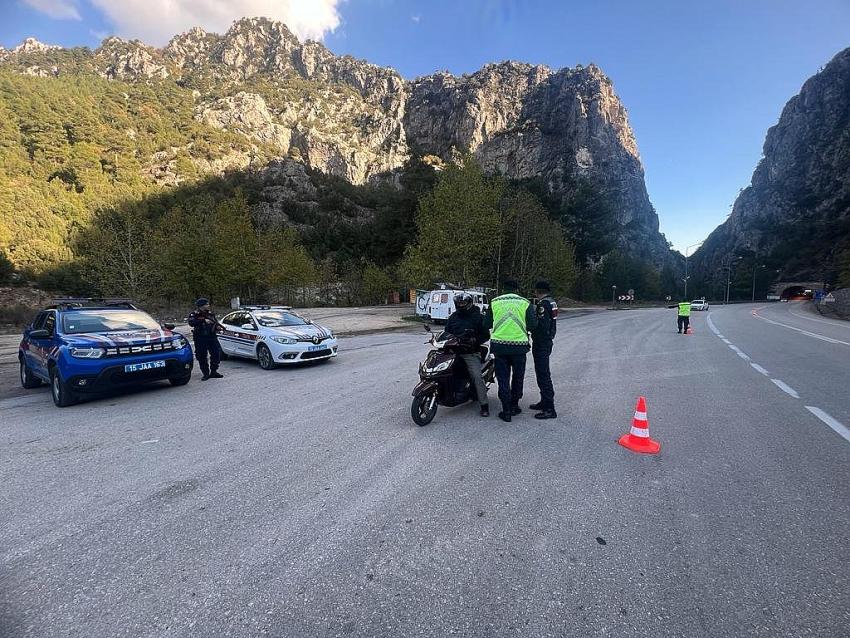 Burdur'da jandarmadan denetim! 197 araç ve sürücüye ceza!