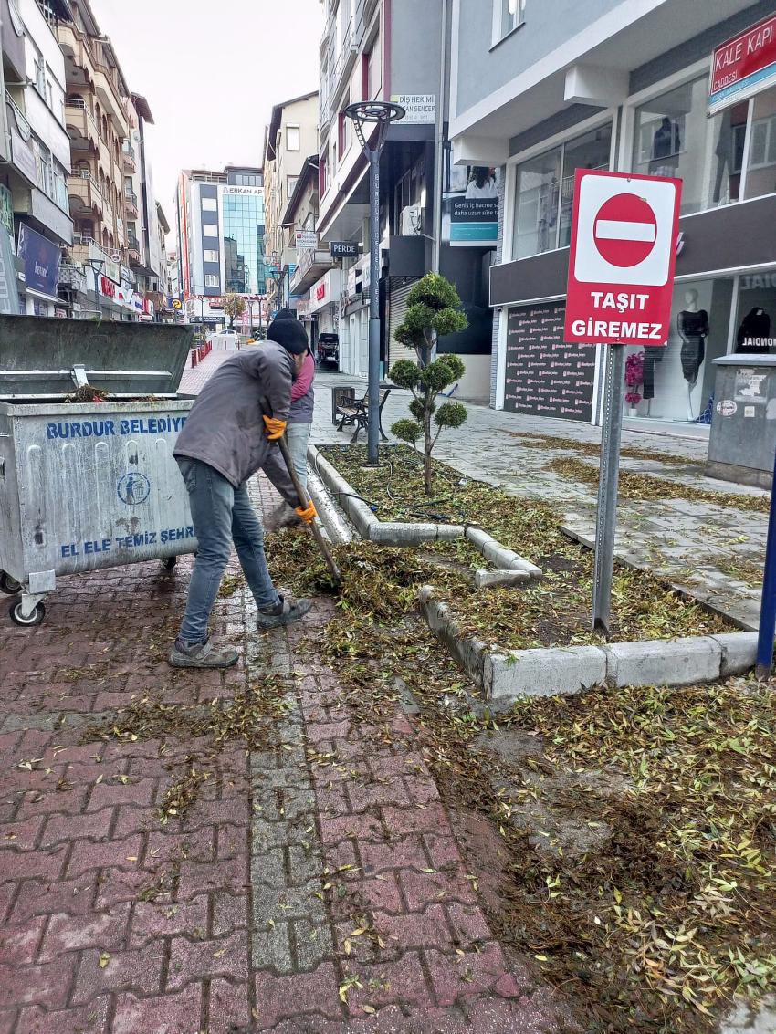 Burdur Belediyesi’nden Sonbahar Operasyonu