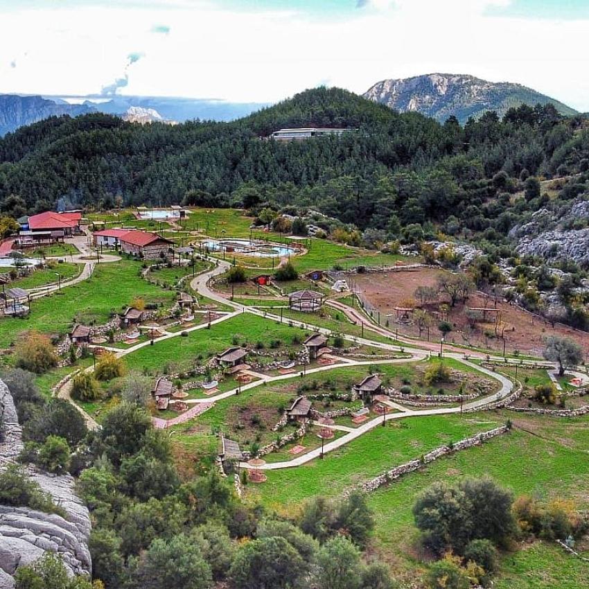 BURDUR’DAKİ HOBBİT KÖYÜ GÖRENLERİ BÜYÜLÜYOR