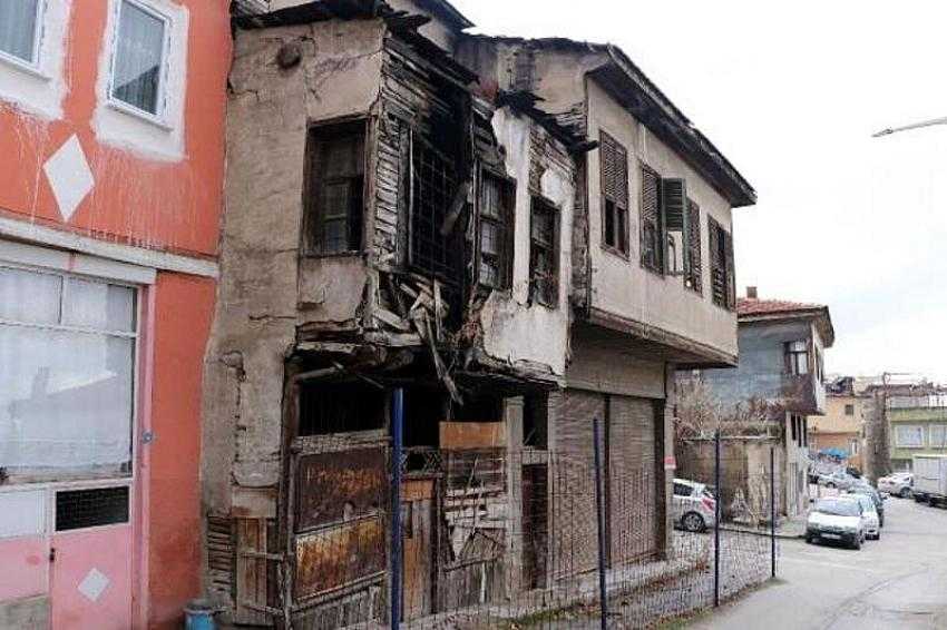 Burdur Belediyesi metruk binaları yıkıyor