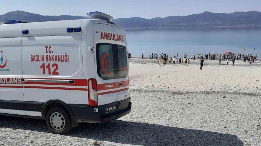 Salda Gölü’nde panik! 2 kişi hastaneye kaldırıldı