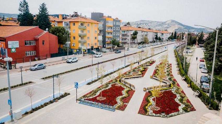 Kavşak ve refüjler çiçek açtı