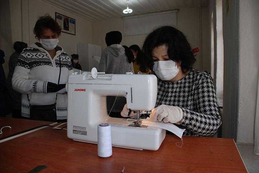 İL/İLÇE HALK EĞİTİM MERKEZLERİNDEN 25.000 MASKE ÜRETİMİ