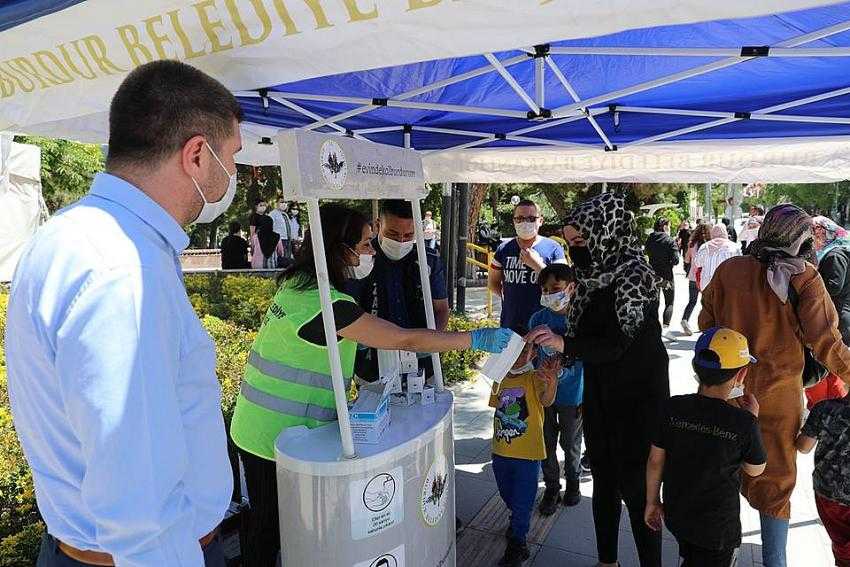 Burdur Belediyesi’nden çocuklara ‘maske dağıtımı’