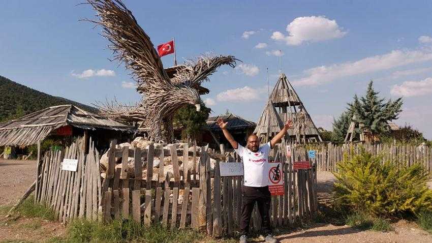 Kartal önünde fotoğraf çektirmek için 600 km yol geldi