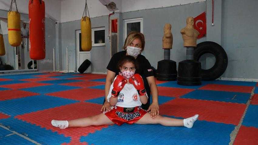 Ecrin Burdur’un en küçük Kick Boks Sporcusu