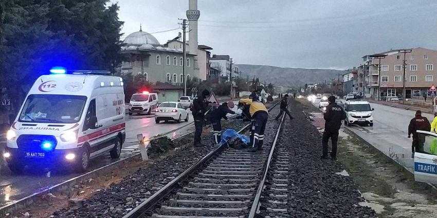 YÜK TRENİNİN ÇARPTIĞI KADIN HAYATINI KAYBETTİ