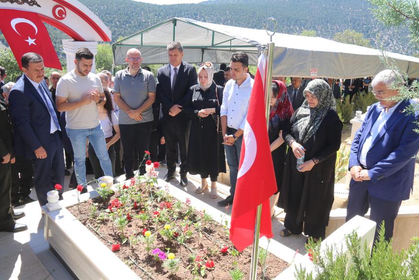 BURDURLU 15 TEMMUZ ŞEHİDİ AKİF ALTAY KABRİ BAŞINDA ANILDI