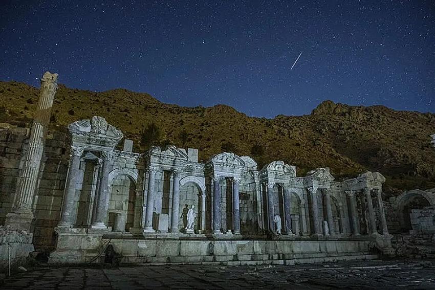 Burdur antik kentinin güzelliği, perseid meteor yağmuru ile buluştu