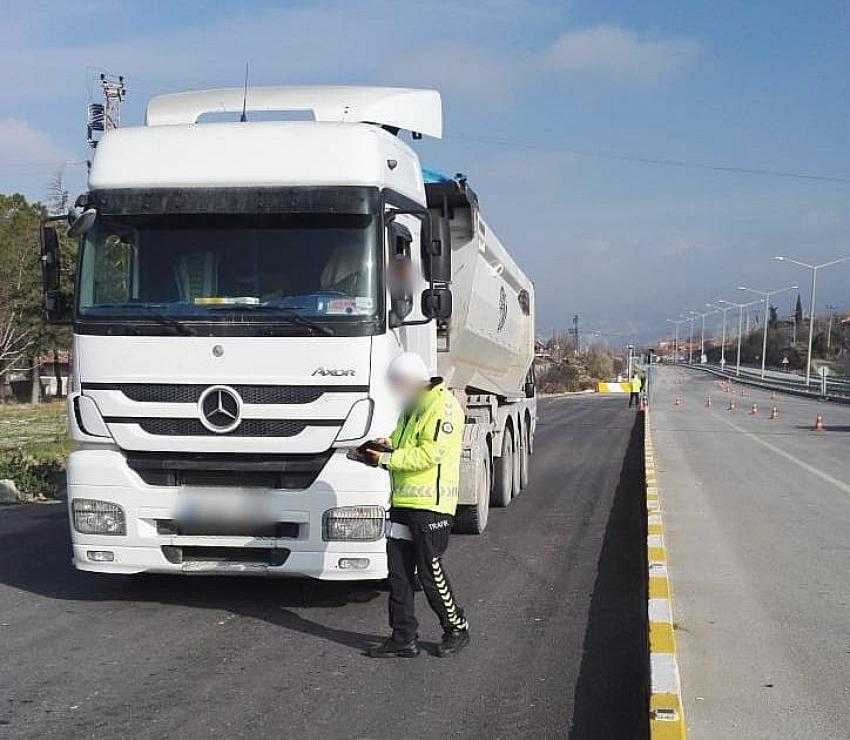 Burdur'da Emniyet Ekipleri Yük Taşıyan Araçlara Yönelik Denetimler Yaptı