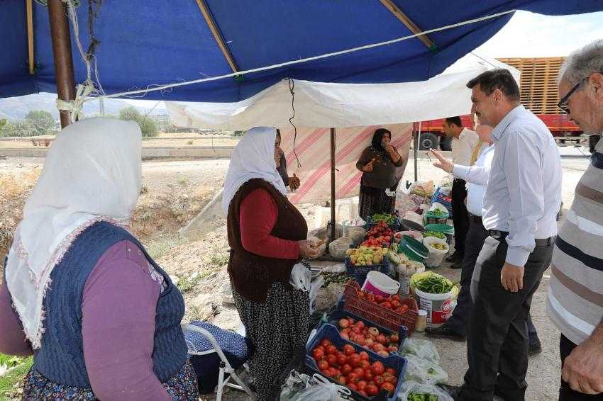 Vali Arslantaş Yol Kenarındaki Üretici Kadınlarla Sohbet Etti