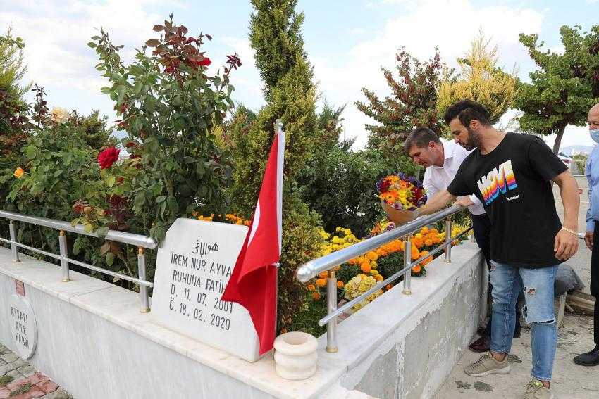 Sanatçı Emre Kaya ve Başkan Ercengiz İrem’in Kabrini Ziyaret Etti