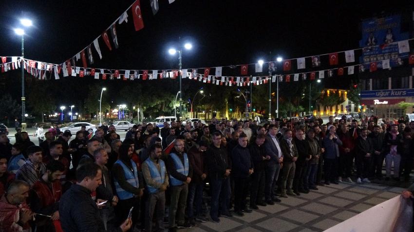 Gazze’deki hastane saldırısı Burdur’da da protesto edildi