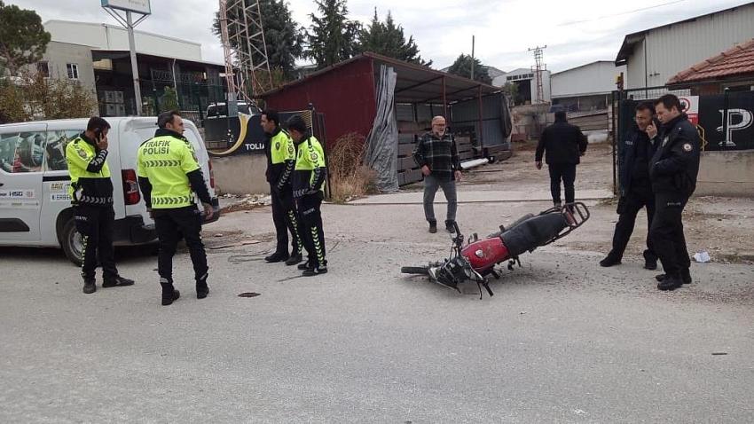 Burdur'da motosiklet sürücüsü, park halindeki kamyonete çarptı