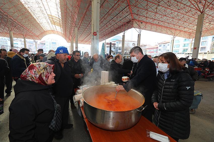 Başkan Ercengiz, Depremde hayatını kaybedenler adına çorba ve helva dağıttı