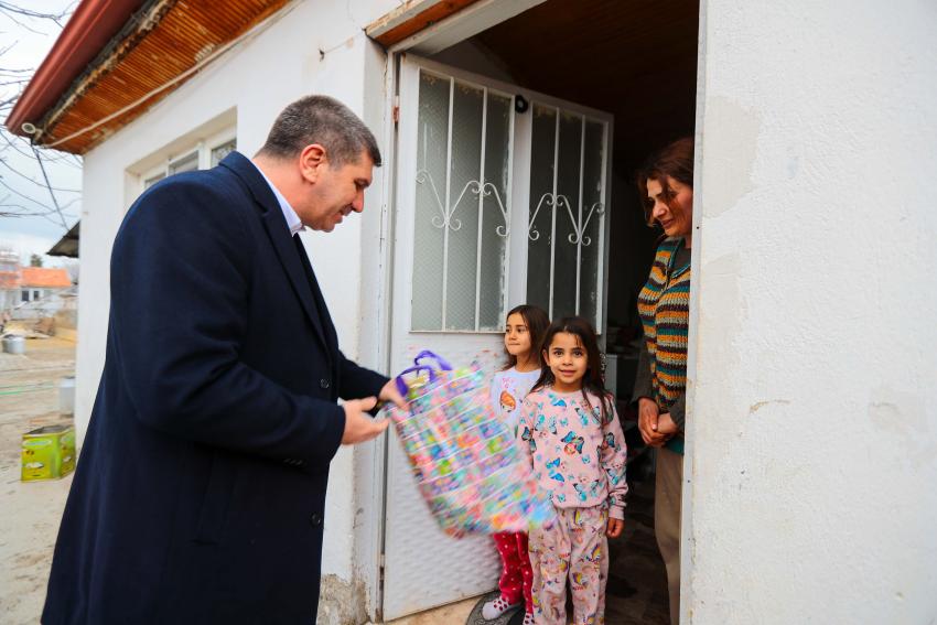 Burdur İtfaiyesi Geleneği Bozmadı: Yeni Yıl Hediyeleri Sahiplerini Buldu!