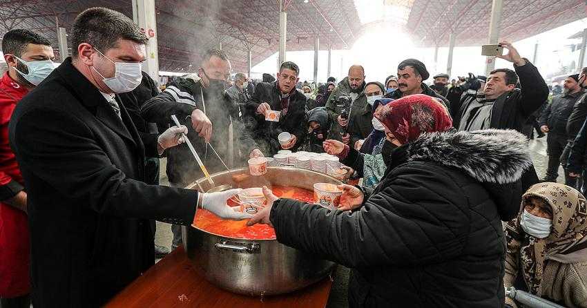 BAŞKAN ERCENGİZ, PAZARDA ESNAF VE VATANDAŞLARA ÇORBA DAĞITTI