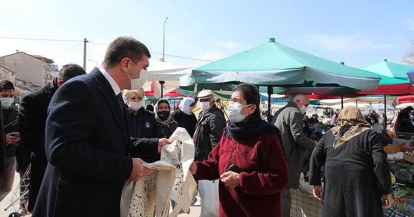 BAŞKAN ERCENGİZ, HALK PAZARINDA BEZ POŞET DAĞITTI