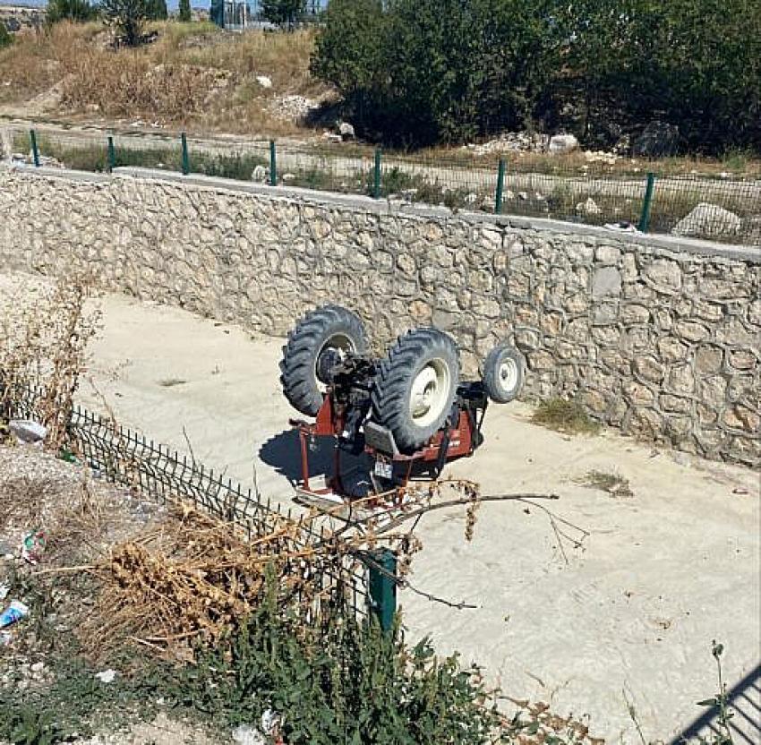 SÜRÜCÜSÜNÜN EL FRENİNİ ÇEKMEDİĞİ TRAKTÖR DEREYE UÇTU