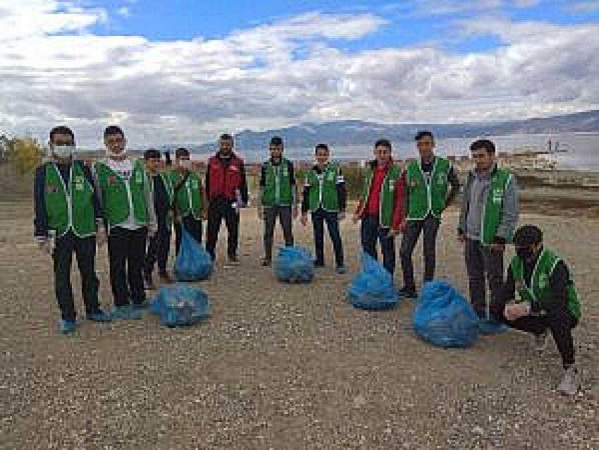 GENÇLER GÖL KENARINDA TEMİZLİK YAPTI