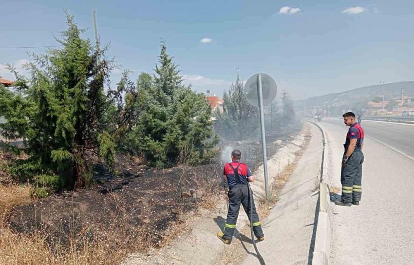 Burdur’da araçtan atılan sigara izmariti yangına sebep oldu