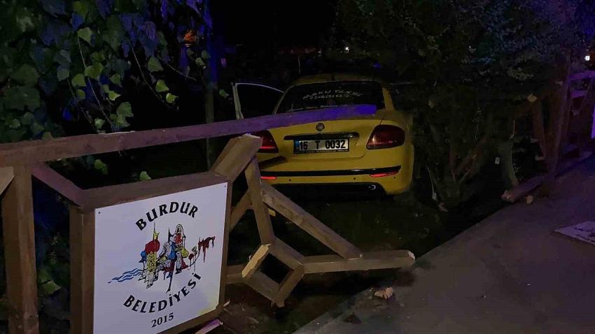 Burdur’da polisin “dur” ihtarına uymayan ehliyetsiz ve alkollü taksi sürücüsü çay bahçesine daldı