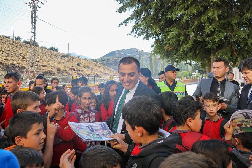 VALİ ÖKSÜZ, ÖNCE YOLCULUK YAPTI SONRA ŞOFÖRLERİ UYARDI