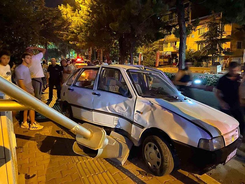 Burdur’da alkollü sürücü, park halindeki araçlara çarpıp kaçtı