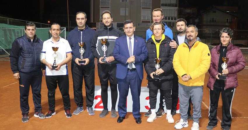 SOKAK CANLARI İÇİN TENİS TURNUVASI