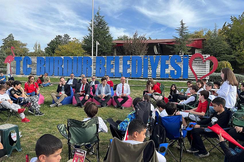 Burdur Gölü kenarında anlamlı final; “Cumhuriyet’in 100’üncü yılında, 100 öğrenciyle kitap okuma etkinliği”